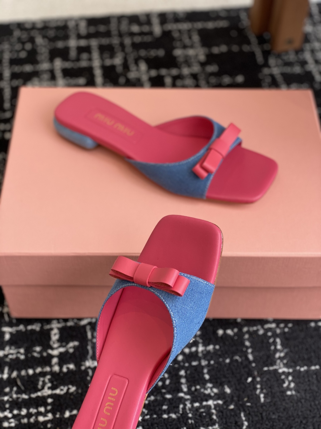 代购级
Miu Miu 25ss 最新夏季 平底 牛仔布 拖鞋

今年夏天为你们多准备几双必备拖鞋，老顾