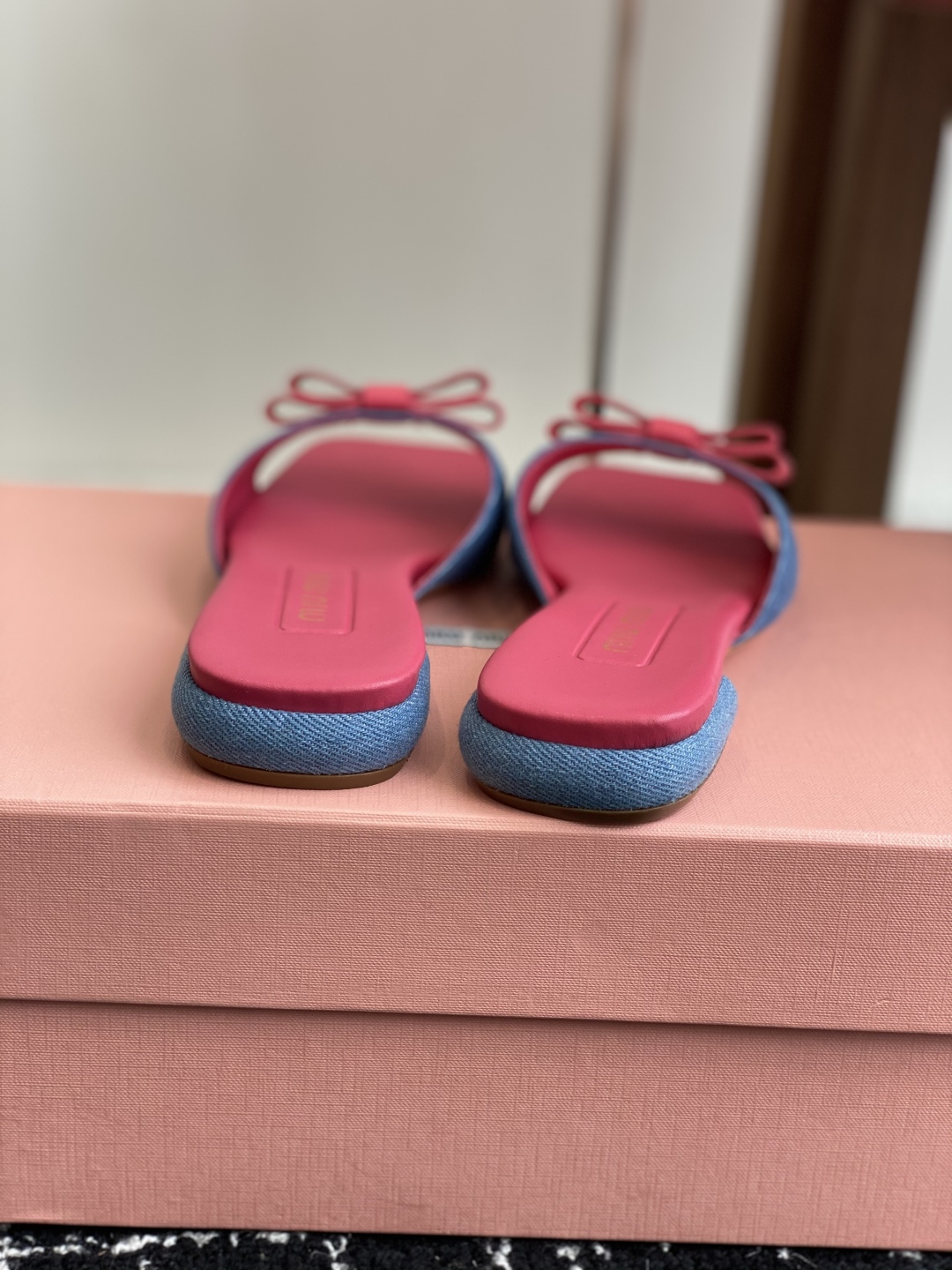 代购级
Miu Miu 25ss 最新夏季 平底 牛仔布 拖鞋

今年夏天为你们多准备几双必备拖鞋，老顾