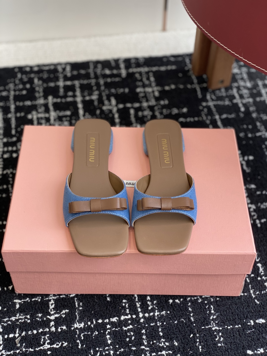 代购级
Miu Miu 25ss 最新夏季 平底 牛仔布 拖鞋

今年夏天为你们多准备几双必备拖鞋，老顾