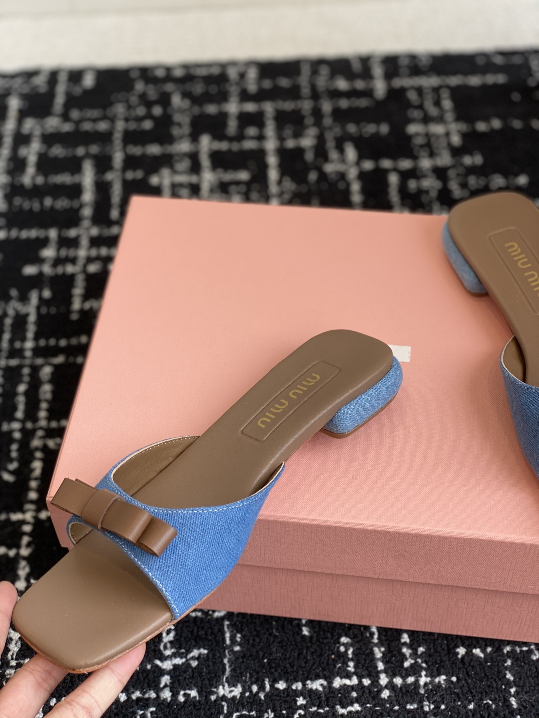 代购级
Miu Miu 25ss 最新夏季 平底 牛仔布 拖鞋

今年夏天为你们多准备几双必备拖鞋，老顾