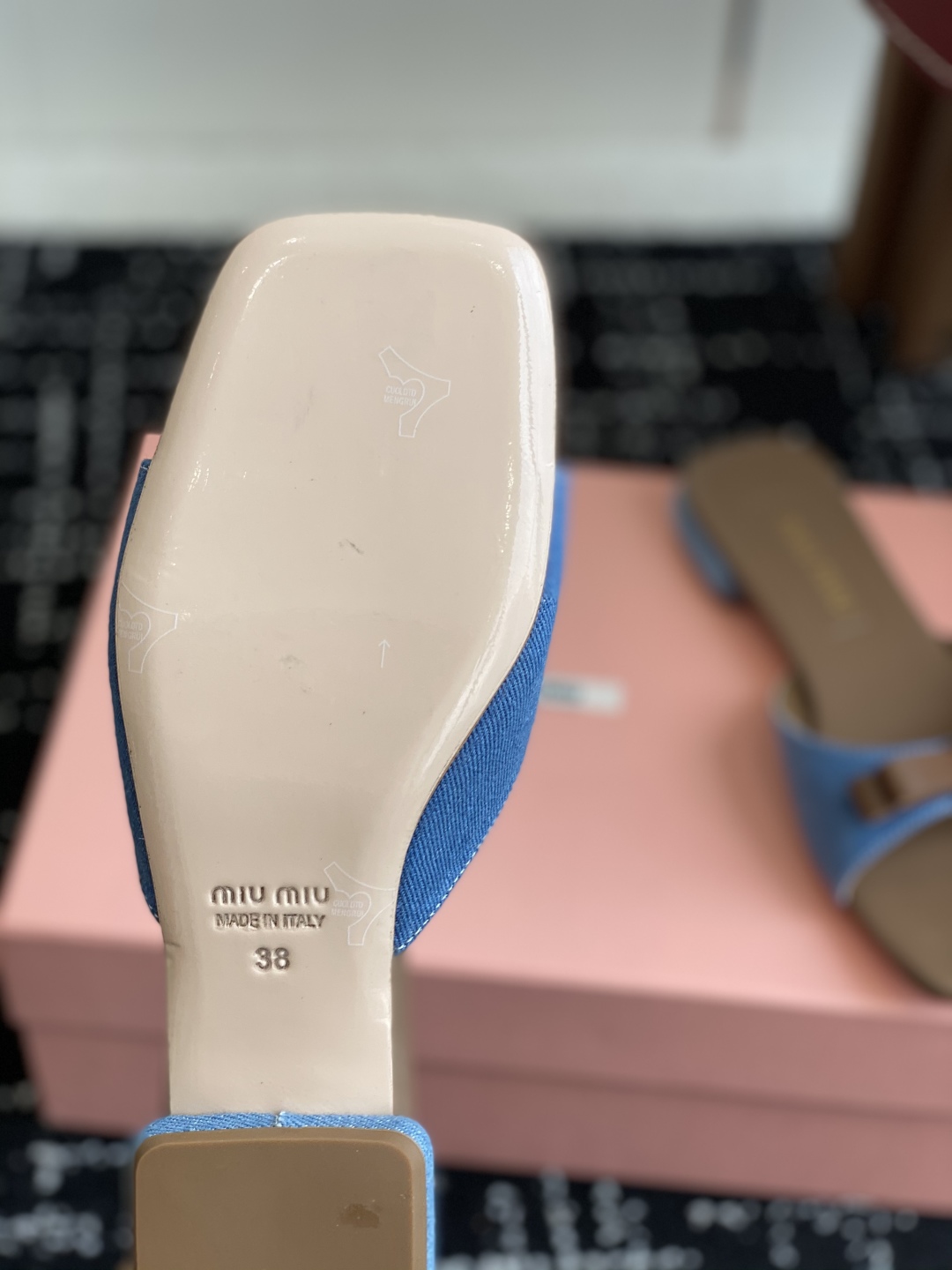 代购级
Miu Miu 25ss 最新夏季 平底 牛仔布 拖鞋

今年夏天为你们多准备几双必备拖鞋，老顾