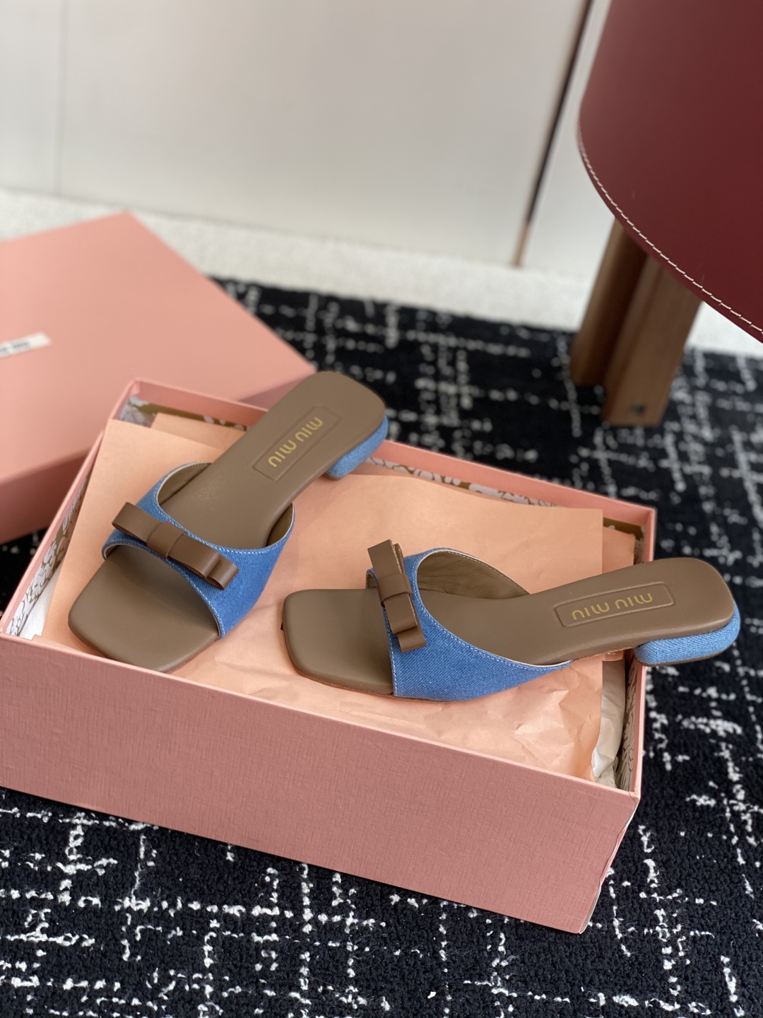 代购级
Miu Miu 25ss 最新夏季 平底 牛仔布 拖鞋

今年夏天为你们多准备几双必备拖鞋，老顾