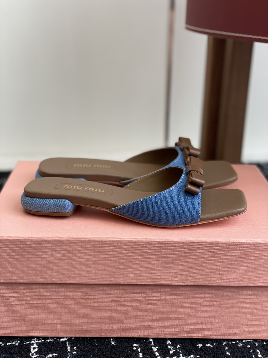 代购级
Miu Miu 25ss 最新夏季 平底 牛仔布 拖鞋

今年夏天为你们多准备几双必备拖鞋，老顾