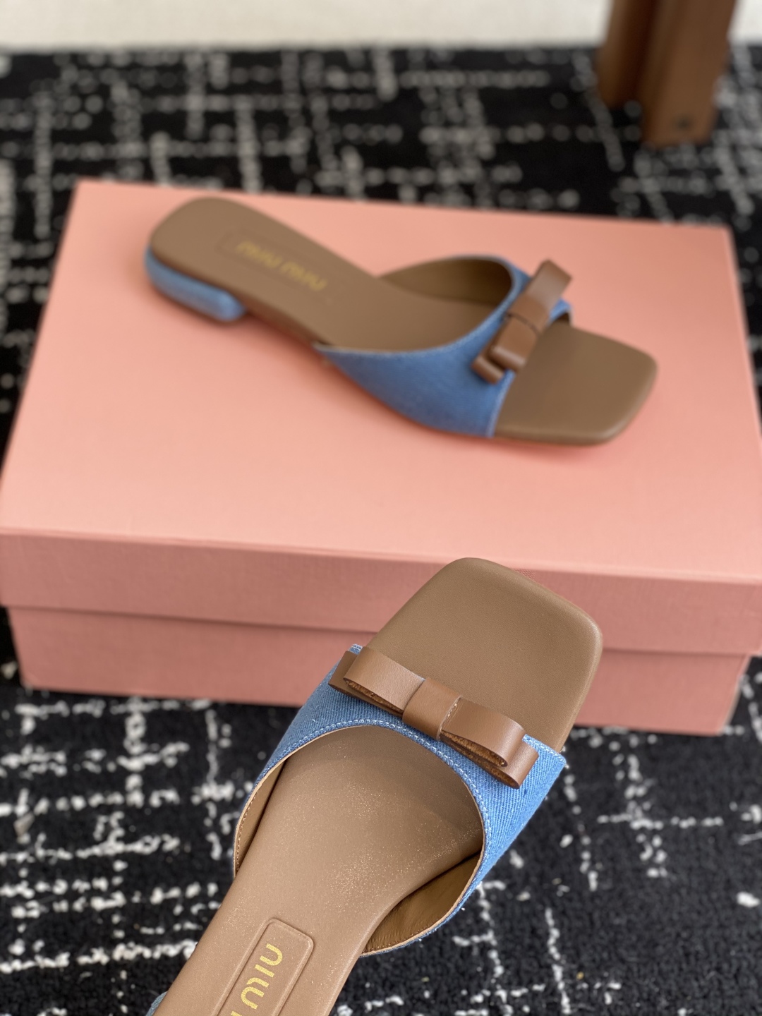 代购级
Miu Miu 25ss 最新夏季 平底 牛仔布 拖鞋

今年夏天为你们多准备几双必备拖鞋，老顾
