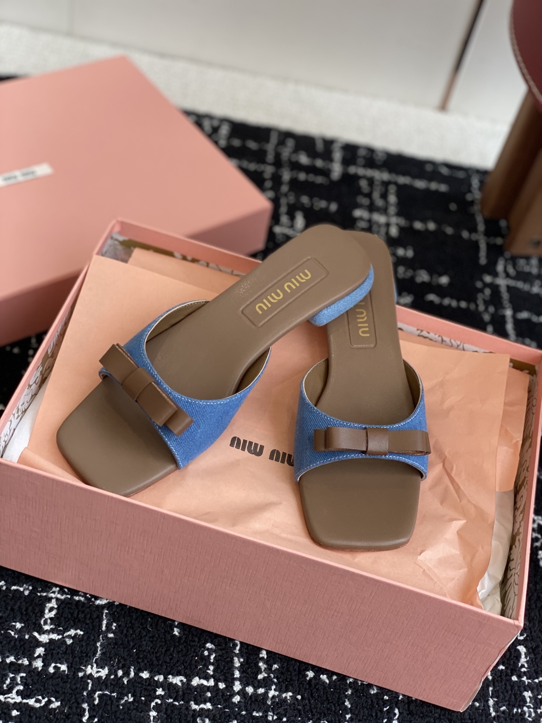 代购级
Miu Miu 25ss 最新夏季 平底 牛仔布 拖鞋

今年夏天为你们多准备几双必备拖鞋，老顾