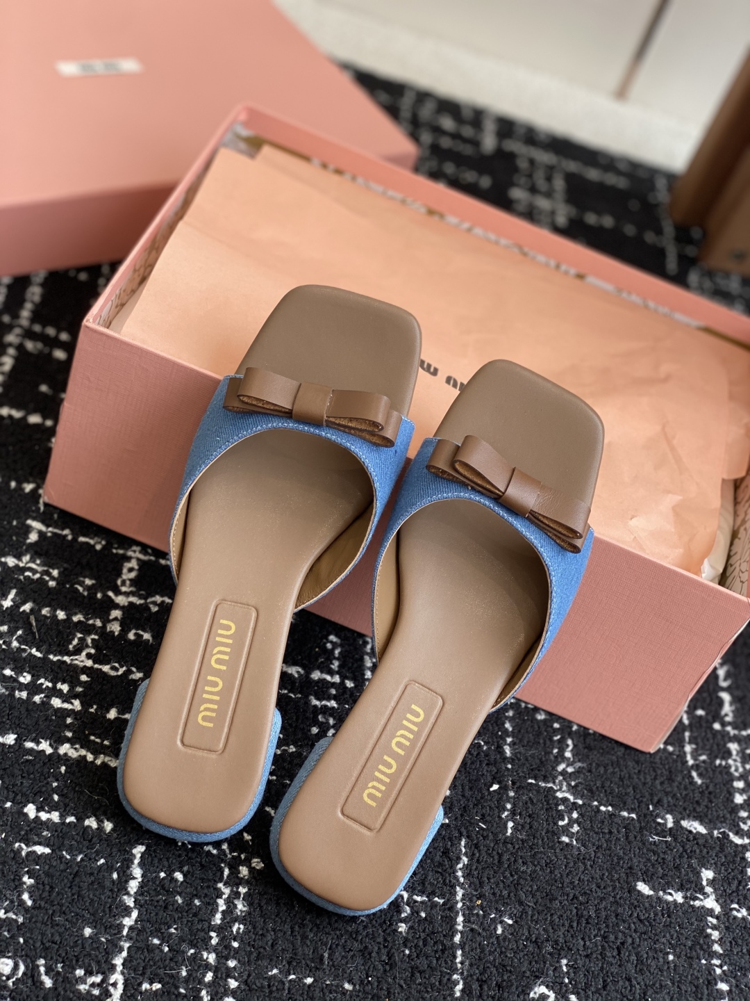 代购级
Miu Miu 25ss 最新夏季 平底 牛仔布 拖鞋

今年夏天为你们多准备几双必备拖鞋，老顾