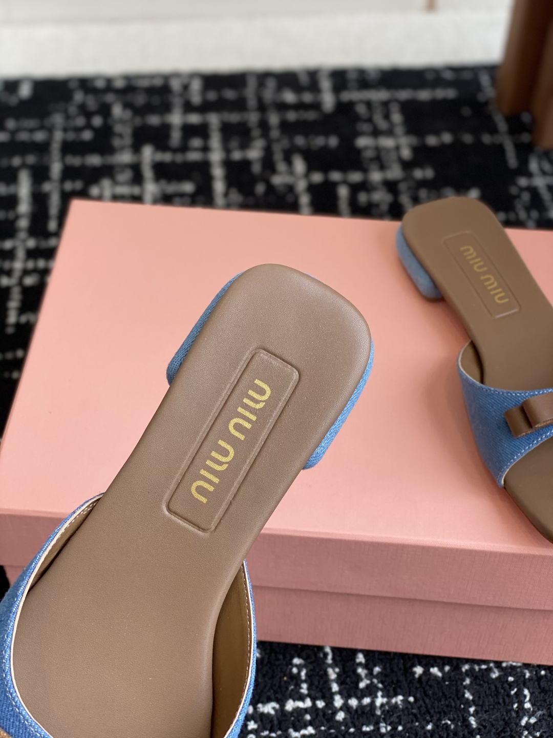 代购级
Miu Miu 25ss 最新夏季 平底 牛仔布 拖鞋

今年夏天为你们多准备几双必备拖鞋，老顾