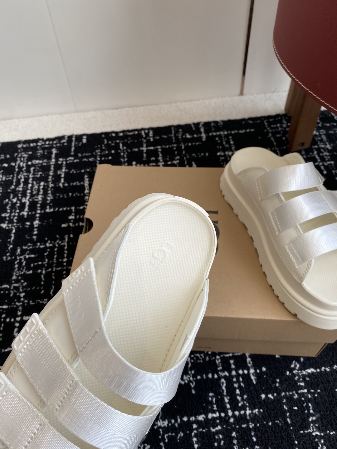 东莞代购级
UGG 25ss 厚底 拖鞋 可调节鞋面束带，设计方便穿脱双层高密度泡棉鞋内底

外包翻毛皮