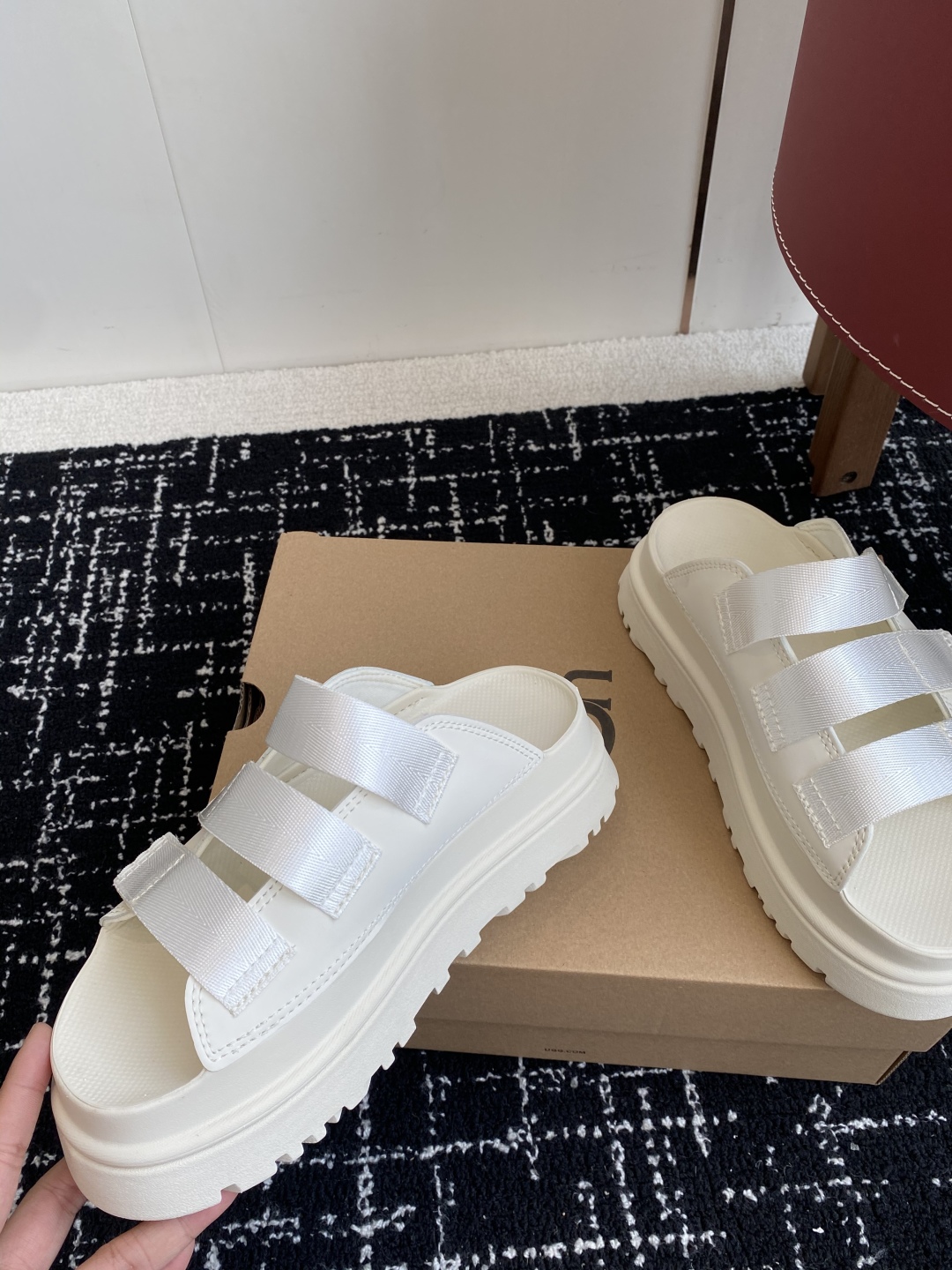 东莞代购级
UGG 25ss 厚底 拖鞋 可调节鞋面束带，设计方便穿脱双层高密度泡棉鞋内底

外包翻毛皮