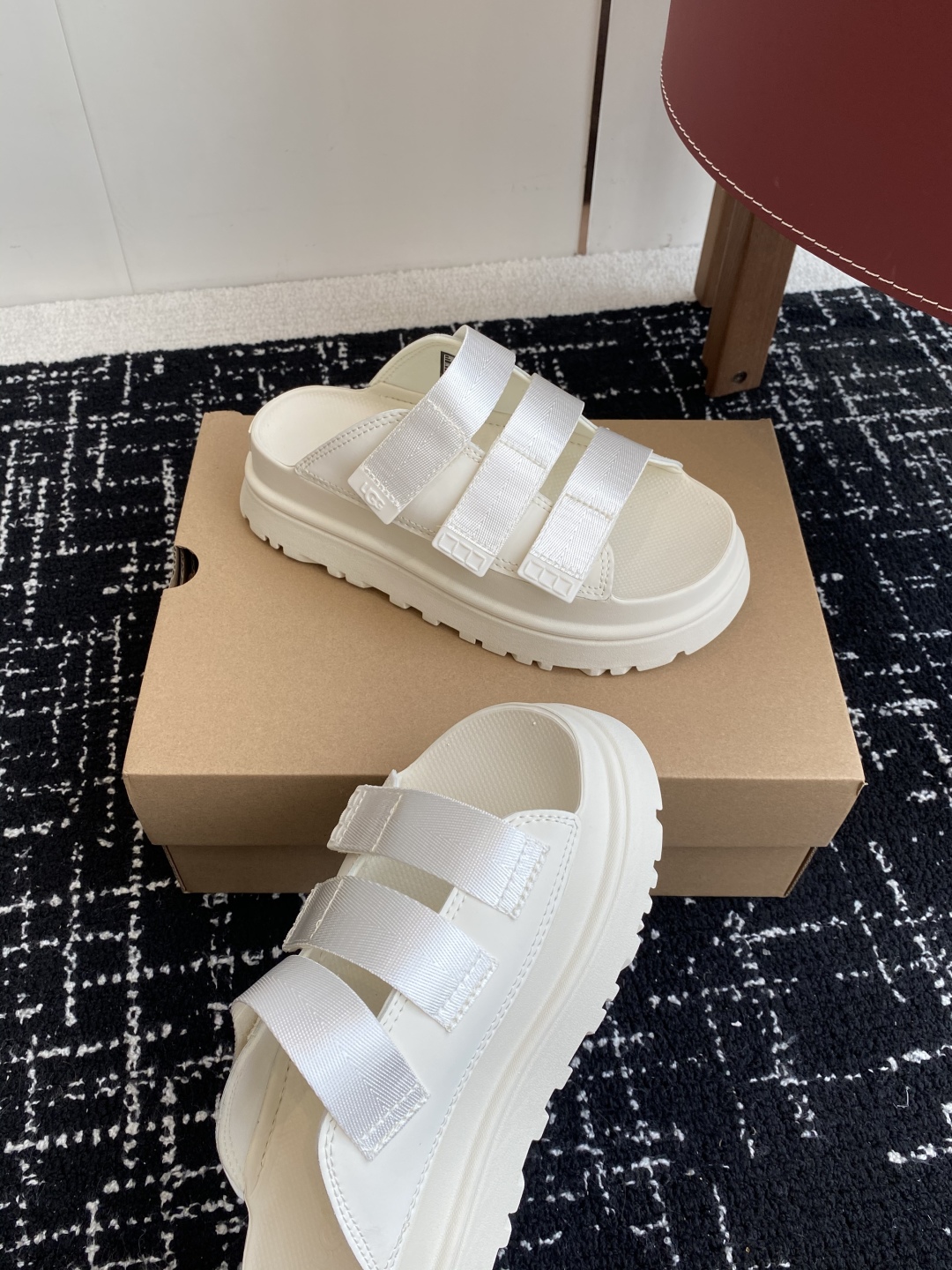 东莞代购级
UGG 25ss 厚底 拖鞋 可调节鞋面束带，设计方便穿脱双层高密度泡棉鞋内底

外包翻毛皮