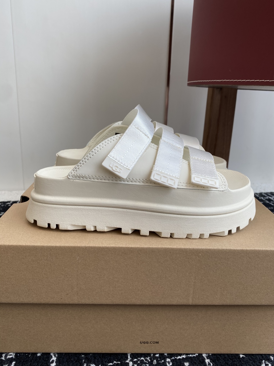 东莞代购级
UGG 25ss 厚底 拖鞋 可调节鞋面束带，设计方便穿脱双层高密度泡棉鞋内底

外包翻毛皮