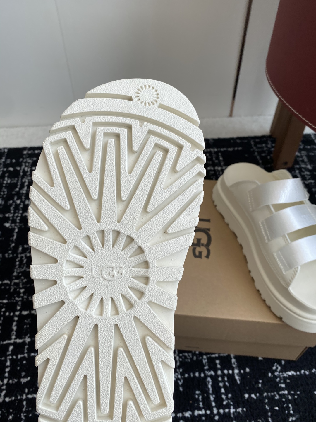 东莞代购级
UGG 25ss 厚底 拖鞋 可调节鞋面束带，设计方便穿脱双层高密度泡棉鞋内底

外包翻毛皮