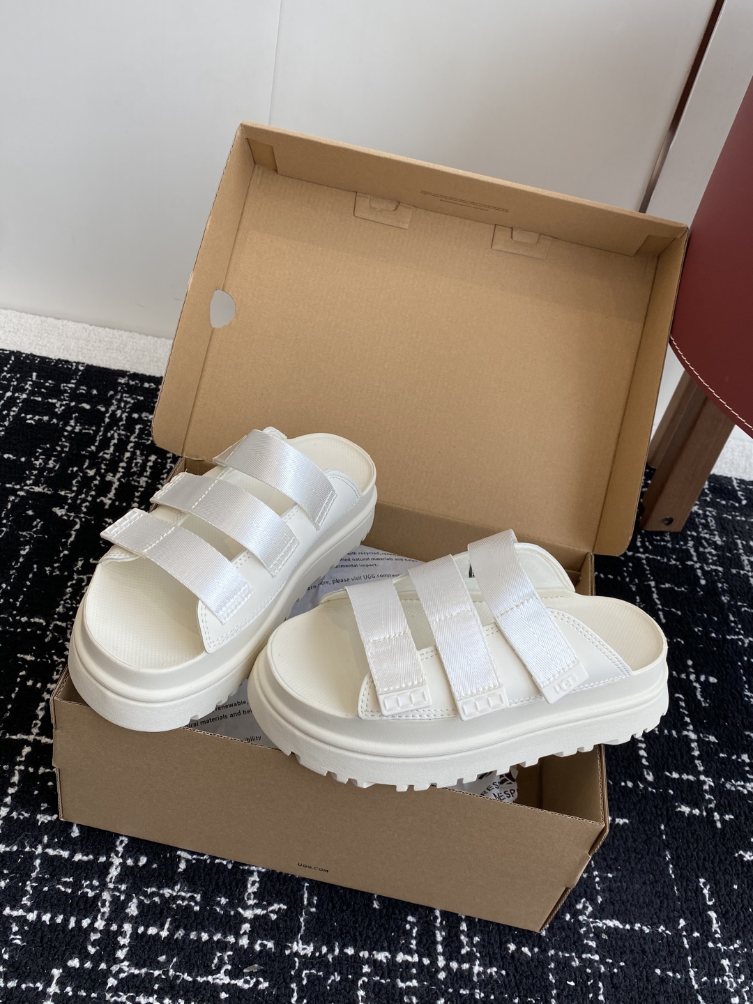 东莞代购级
UGG 25ss 厚底 拖鞋 可调节鞋面束带，设计方便穿脱双层高密度泡棉鞋内底

外包翻毛皮