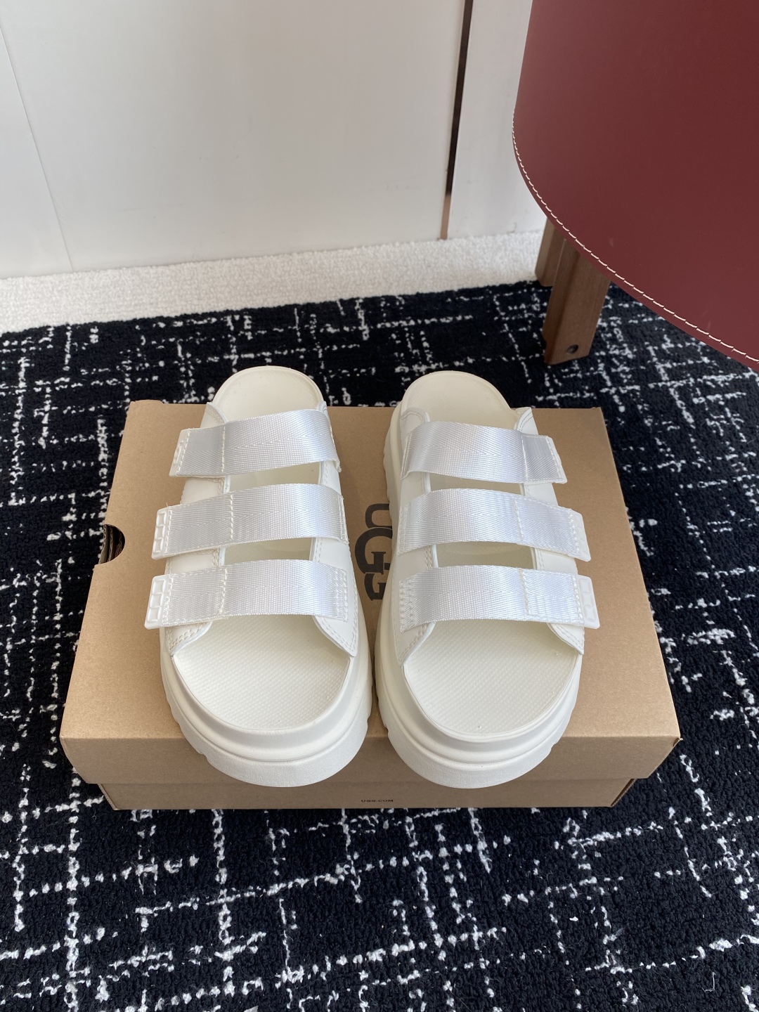 东莞代购级
UGG 25ss 厚底 拖鞋 可调节鞋面束带，设计方便穿脱双层高密度泡棉鞋内底

外包翻毛皮