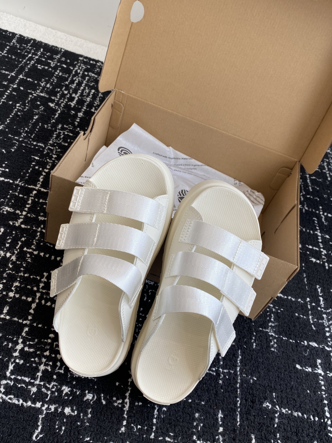 东莞代购级
UGG 25ss 厚底 拖鞋 可调节鞋面束带，设计方便穿脱双层高密度泡棉鞋内底

外包翻毛皮