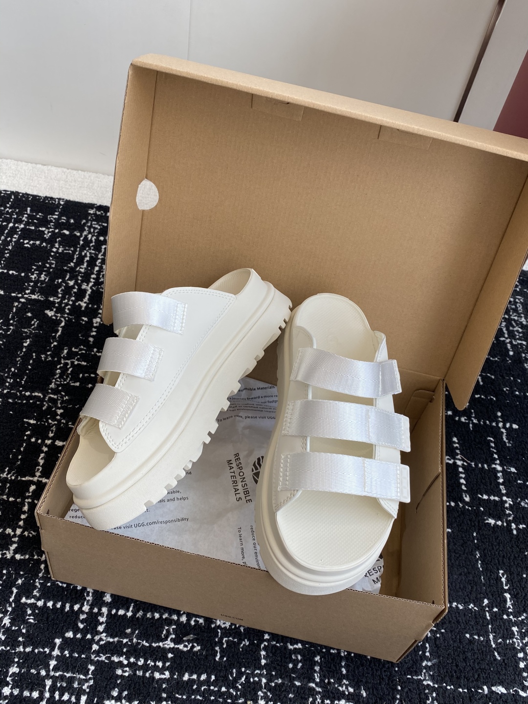 东莞代购级
UGG 25ss 厚底 拖鞋 可调节鞋面束带，设计方便穿脱双层高密度泡棉鞋内底

外包翻毛皮