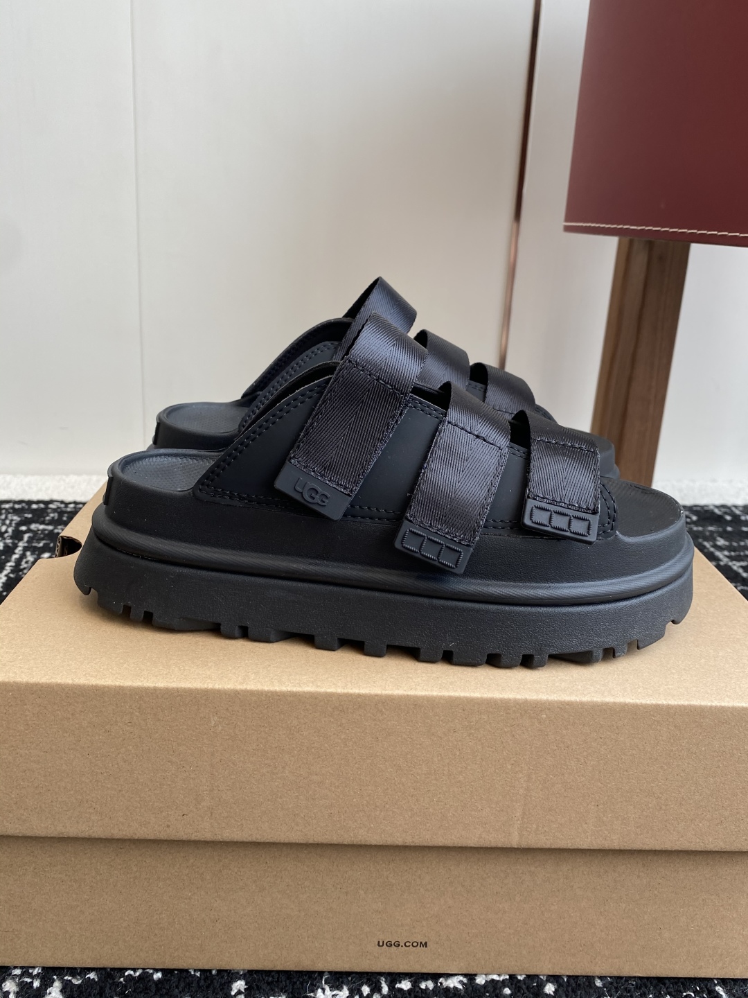 东莞代购级
UGG 25ss 厚底 拖鞋 可调节鞋面束带，设计方便穿脱双层高密度泡棉鞋内底

外包翻毛皮