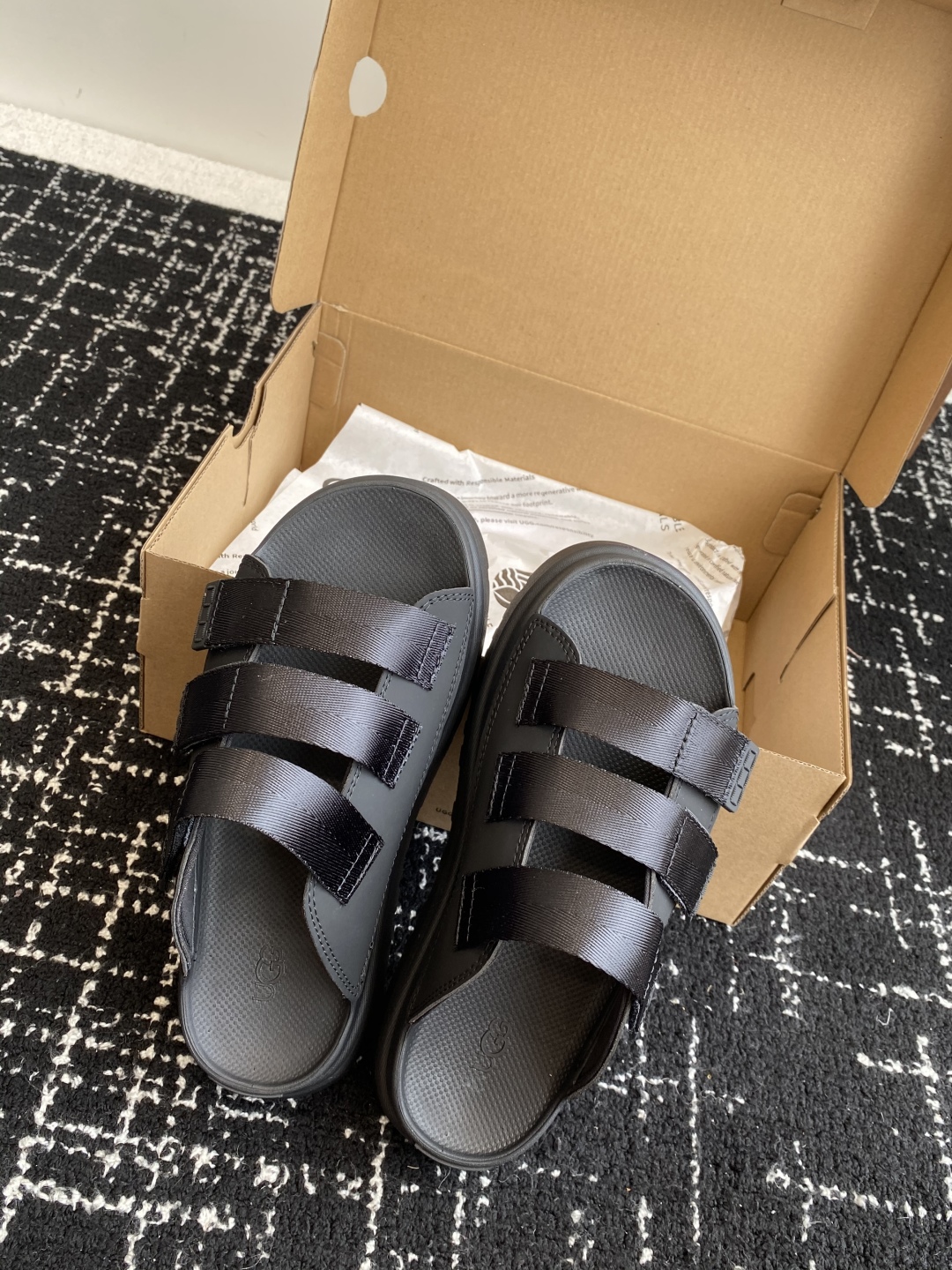 东莞代购级
UGG 25ss 厚底 拖鞋 可调节鞋面束带，设计方便穿脱双层高密度泡棉鞋内底

外包翻毛皮
