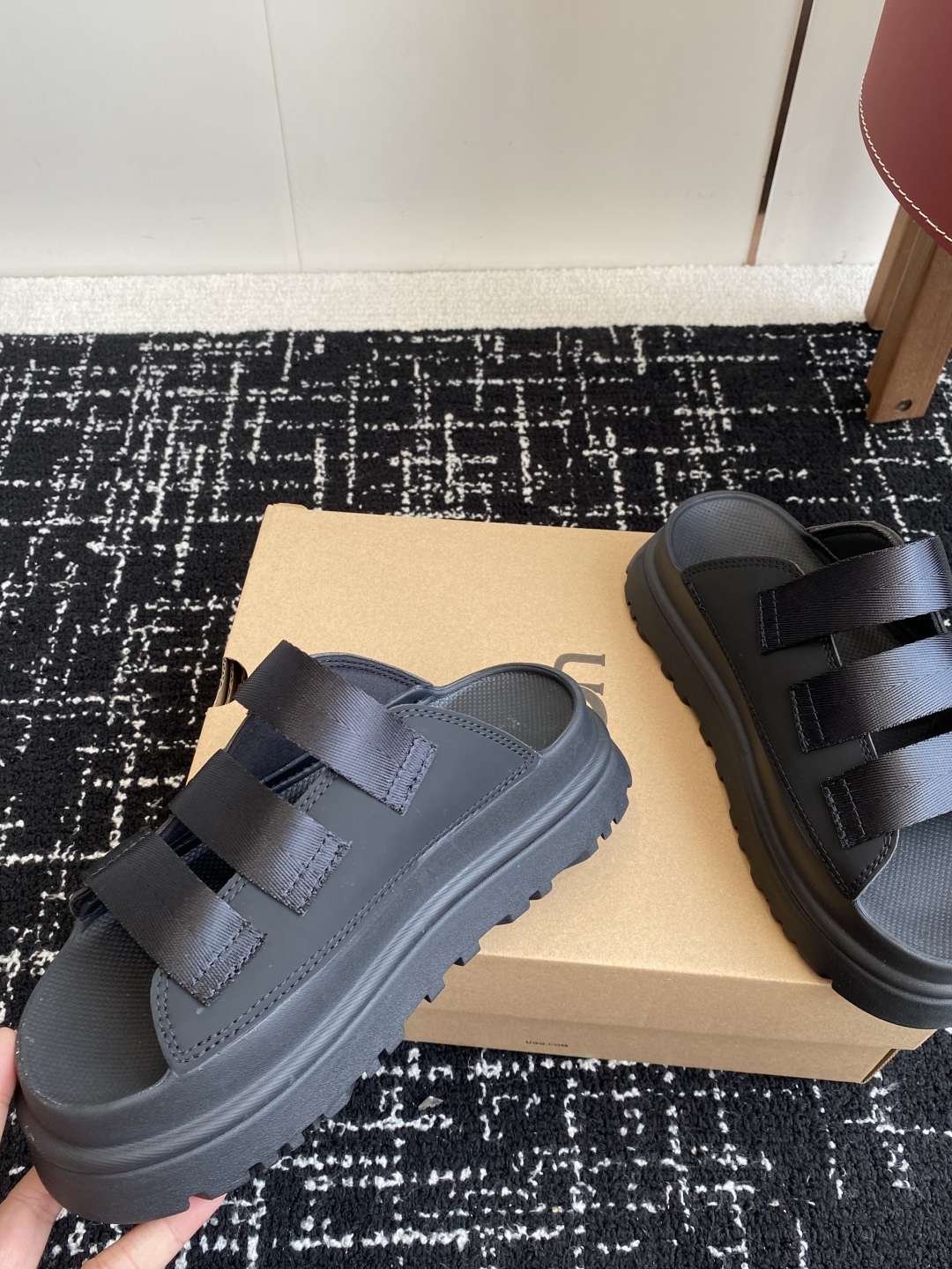 东莞代购级
UGG 25ss 厚底 拖鞋 可调节鞋面束带，设计方便穿脱双层高密度泡棉鞋内底

外包翻毛皮