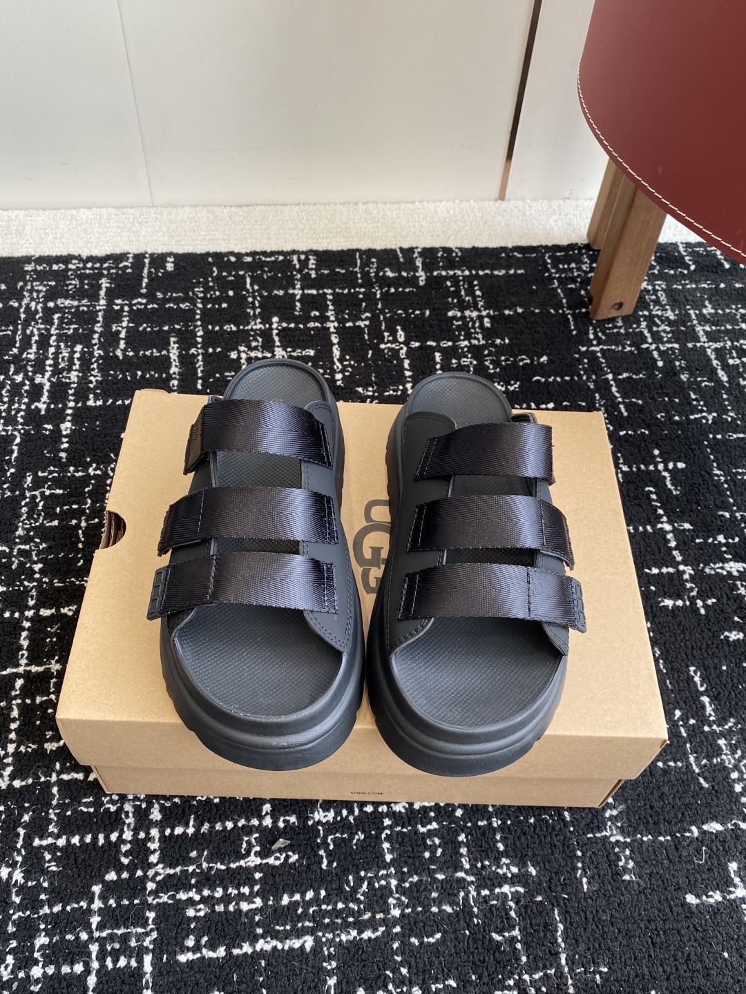 东莞代购级
UGG 25ss 厚底 拖鞋 可调节鞋面束带，设计方便穿脱双层高密度泡棉鞋内底

外包翻毛皮