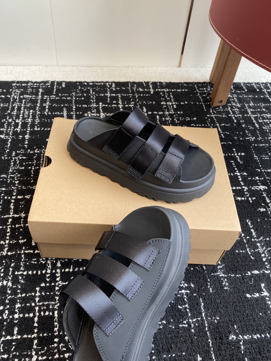 东莞代购级
UGG 25ss 厚底 拖鞋 可调节鞋面束带，设计方便穿脱双层高密度泡棉鞋内底

外包翻毛皮