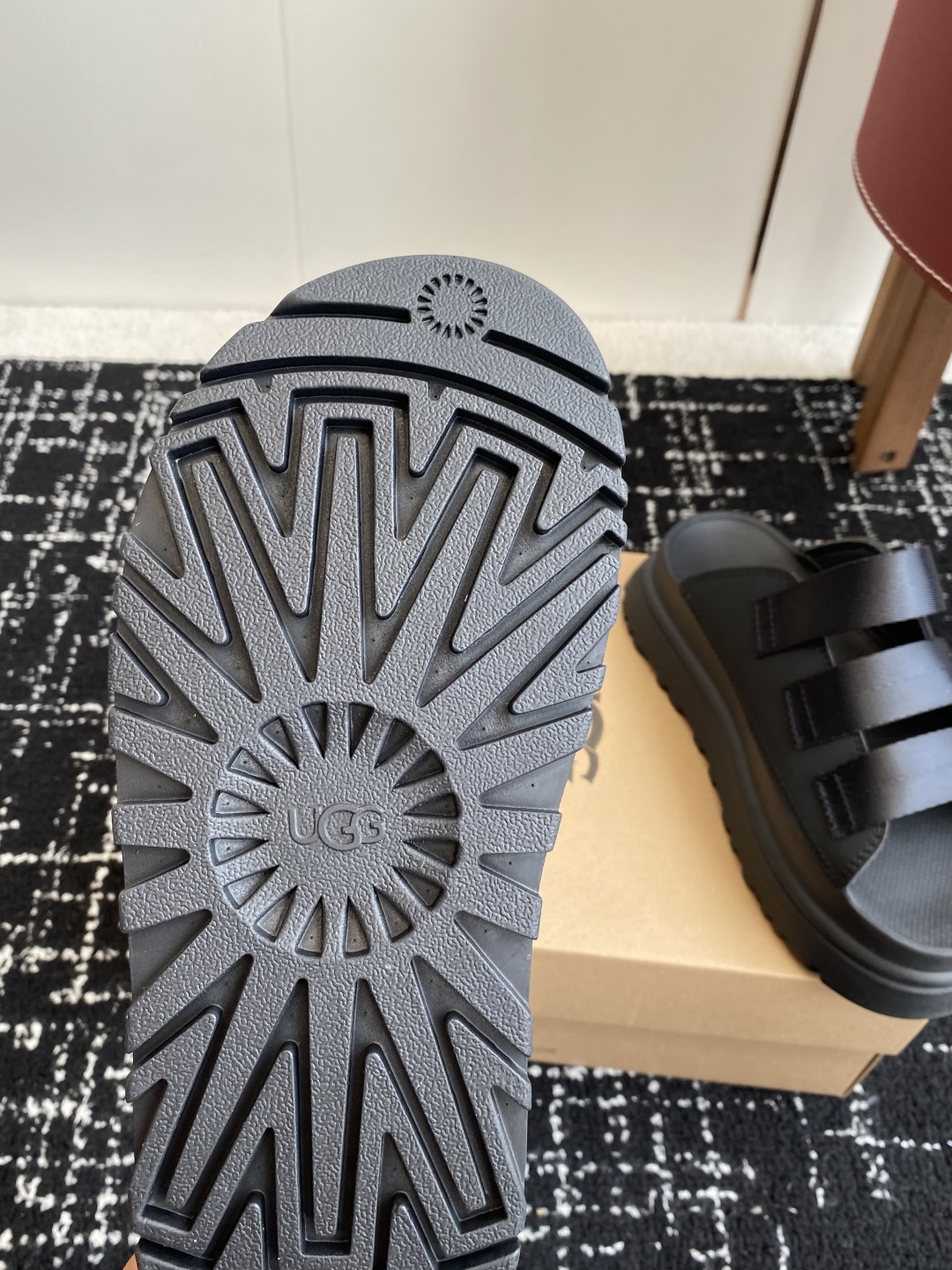 东莞代购级
UGG 25ss 厚底 拖鞋 可调节鞋面束带，设计方便穿脱双层高密度泡棉鞋内底

外包翻毛皮
