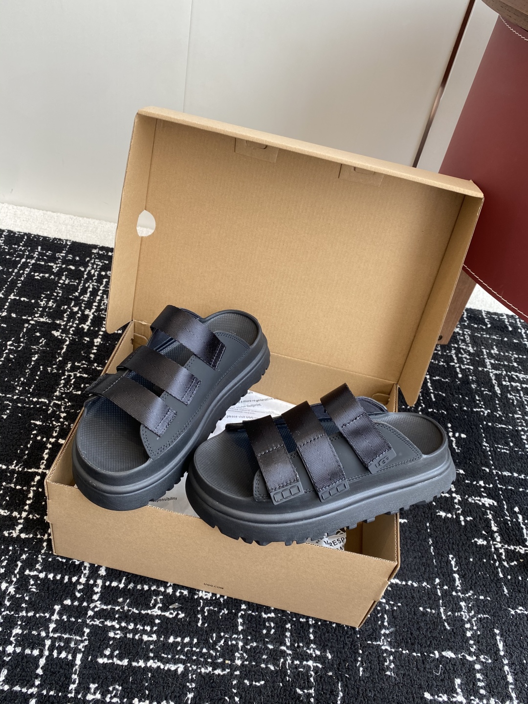 东莞代购级
UGG 25ss 厚底 拖鞋 可调节鞋面束带，设计方便穿脱双层高密度泡棉鞋内底

外包翻毛皮