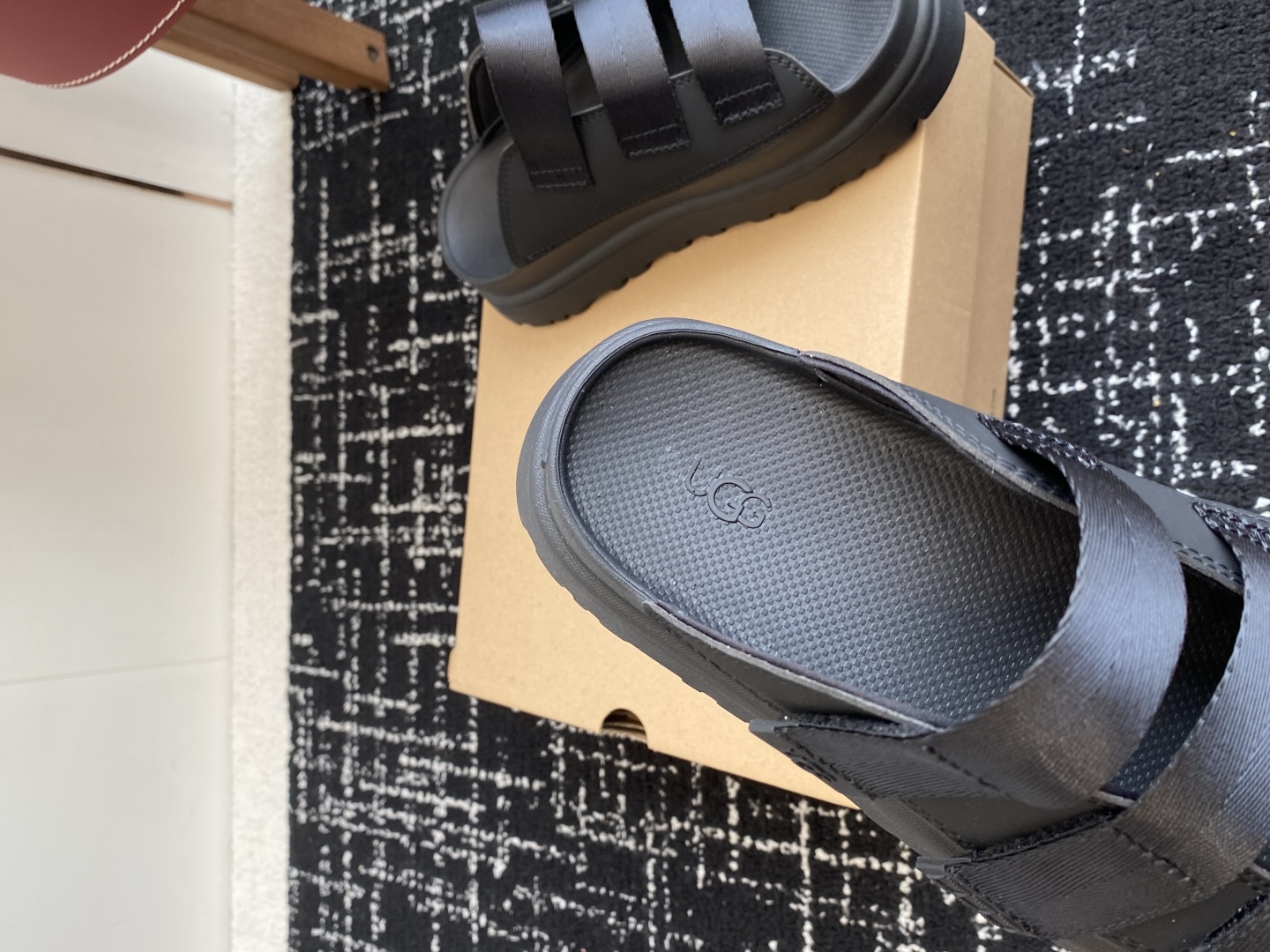 东莞代购级
UGG 25ss 厚底 拖鞋 可调节鞋面束带，设计方便穿脱双层高密度泡棉鞋内底

外包翻毛皮