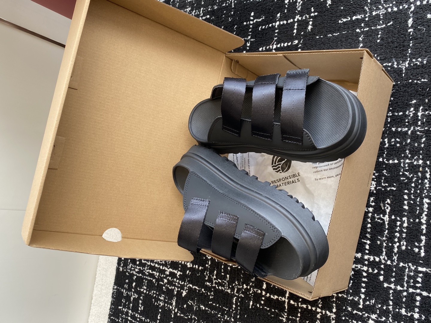 东莞代购级
UGG 25ss 厚底 拖鞋 可调节鞋面束带，设计方便穿脱双层高密度泡棉鞋内底

外包翻毛皮