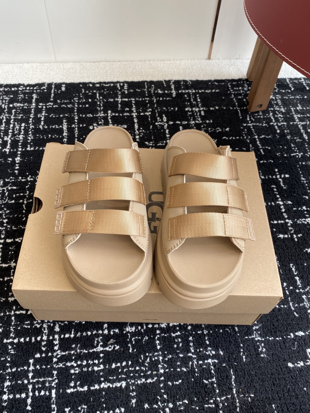 东莞代购级
UGG 25ss 厚底 拖鞋 可调节鞋面束带，设计方便穿脱双层高密度泡棉鞋内底

外包翻毛皮