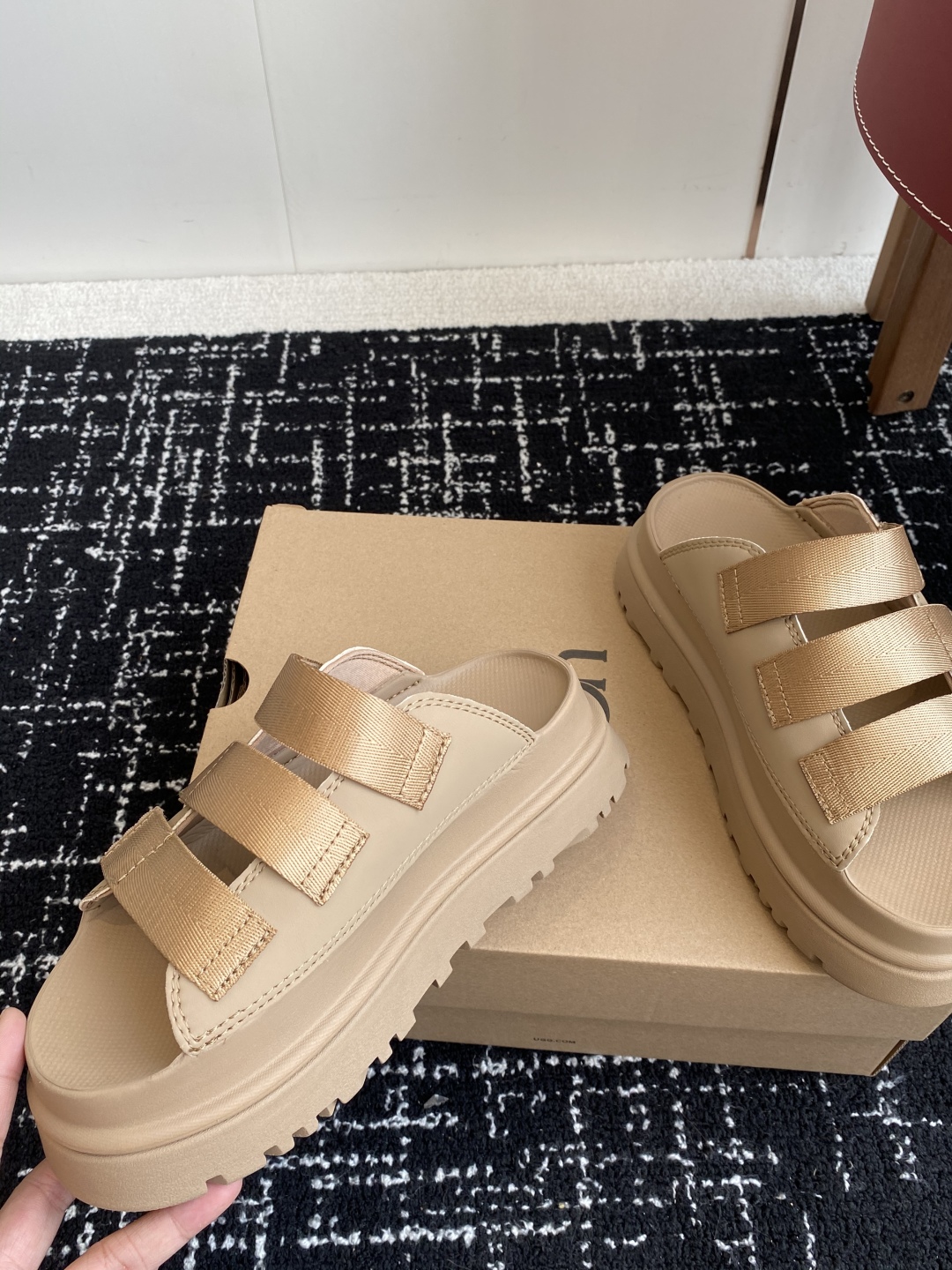 东莞代购级
UGG 25ss 厚底 拖鞋 可调节鞋面束带，设计方便穿脱双层高密度泡棉鞋内底

外包翻毛皮