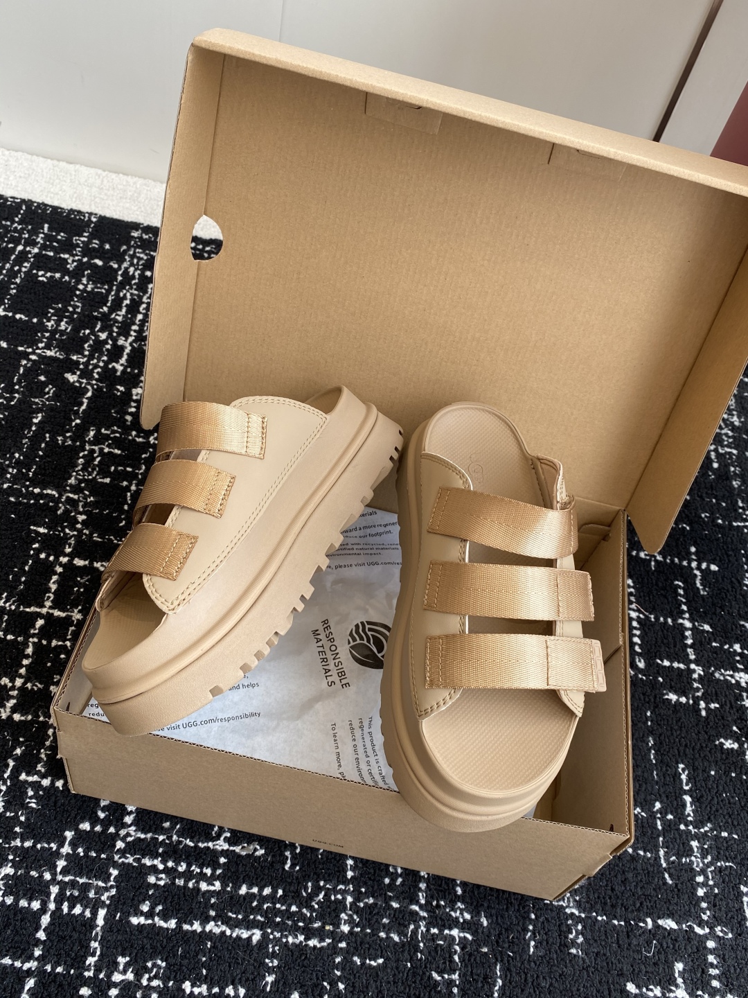 东莞代购级
UGG 25ss 厚底 拖鞋 可调节鞋面束带，设计方便穿脱双层高密度泡棉鞋内底

外包翻毛皮