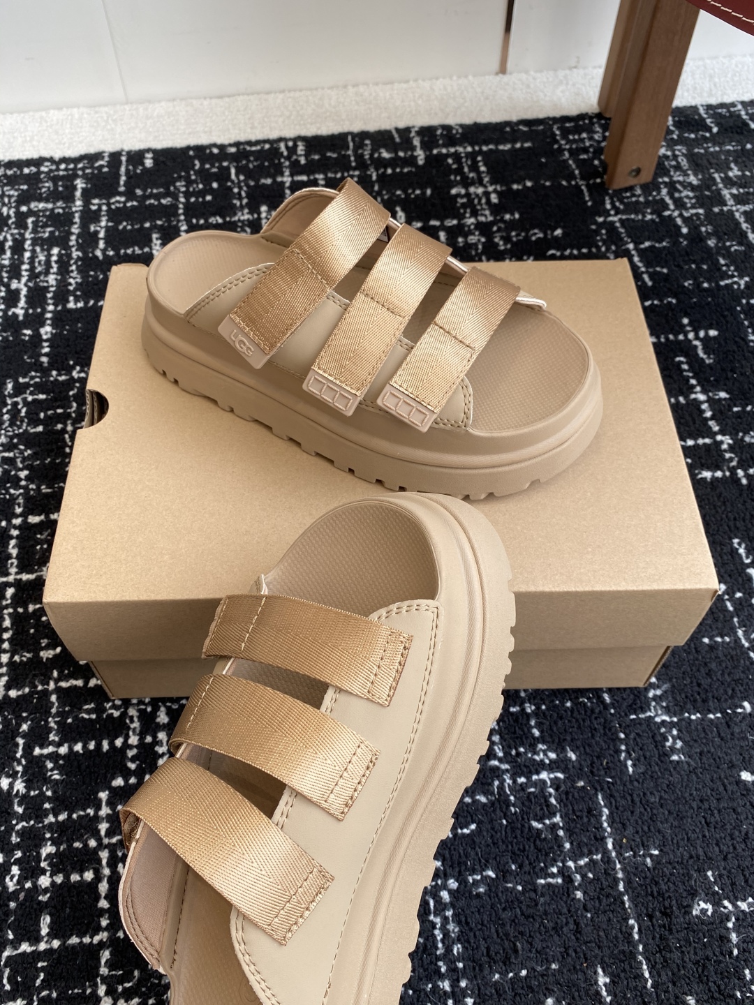 东莞代购级
UGG 25ss 厚底 拖鞋 可调节鞋面束带，设计方便穿脱双层高密度泡棉鞋内底

外包翻毛皮