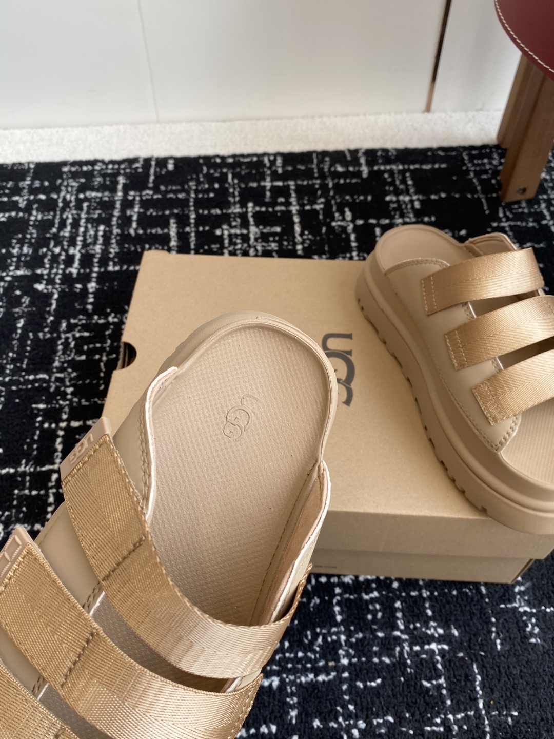 东莞代购级
UGG 25ss 厚底 拖鞋 可调节鞋面束带，设计方便穿脱双层高密度泡棉鞋内底

外包翻毛皮