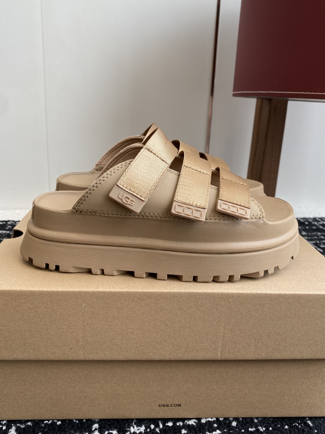 东莞代购级
UGG 25ss 厚底 拖鞋 可调节鞋面束带，设计方便穿脱双层高密度泡棉鞋内底

外包翻毛皮