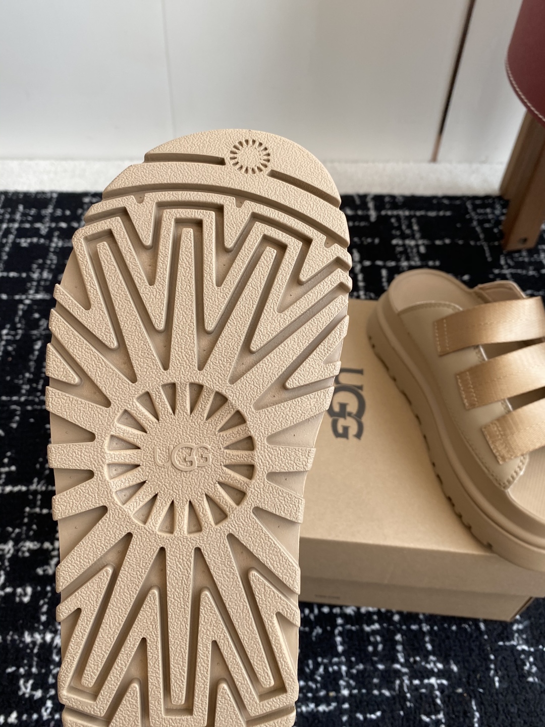 东莞代购级
UGG 25ss 厚底 拖鞋 可调节鞋面束带，设计方便穿脱双层高密度泡棉鞋内底

外包翻毛皮