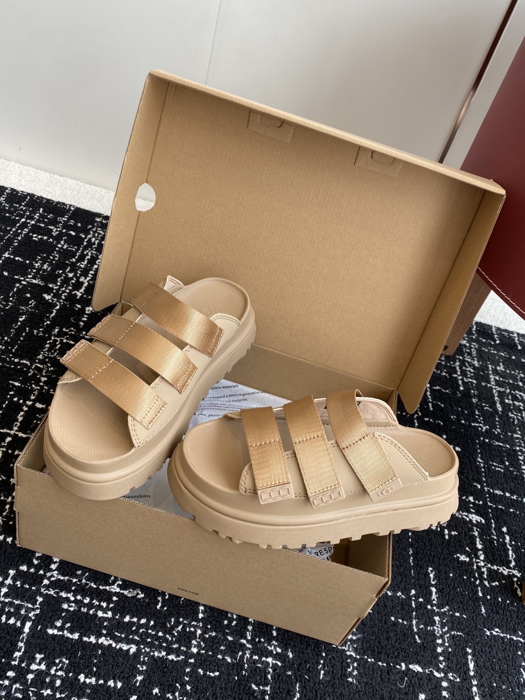 东莞代购级
UGG 25ss 厚底 拖鞋 可调节鞋面束带，设计方便穿脱双层高密度泡棉鞋内底

外包翻毛皮