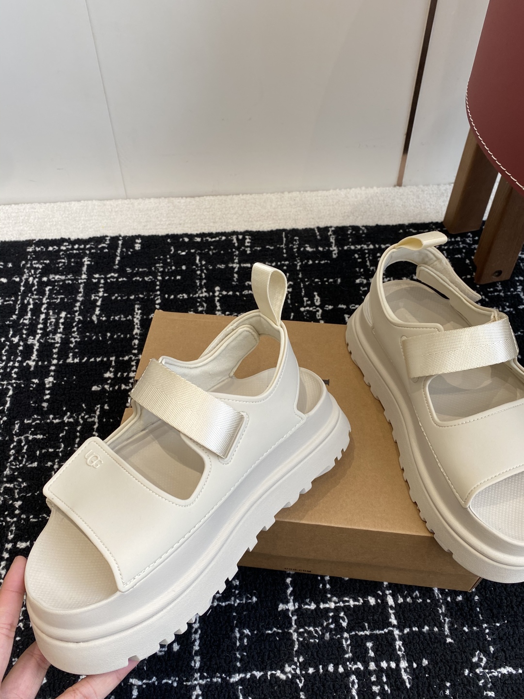 东莞代购级
UGG 25ss 厚底 凉鞋 可调节鞋面束带，设计方便穿脱双层高密度泡棉鞋内底

耐磨中底以