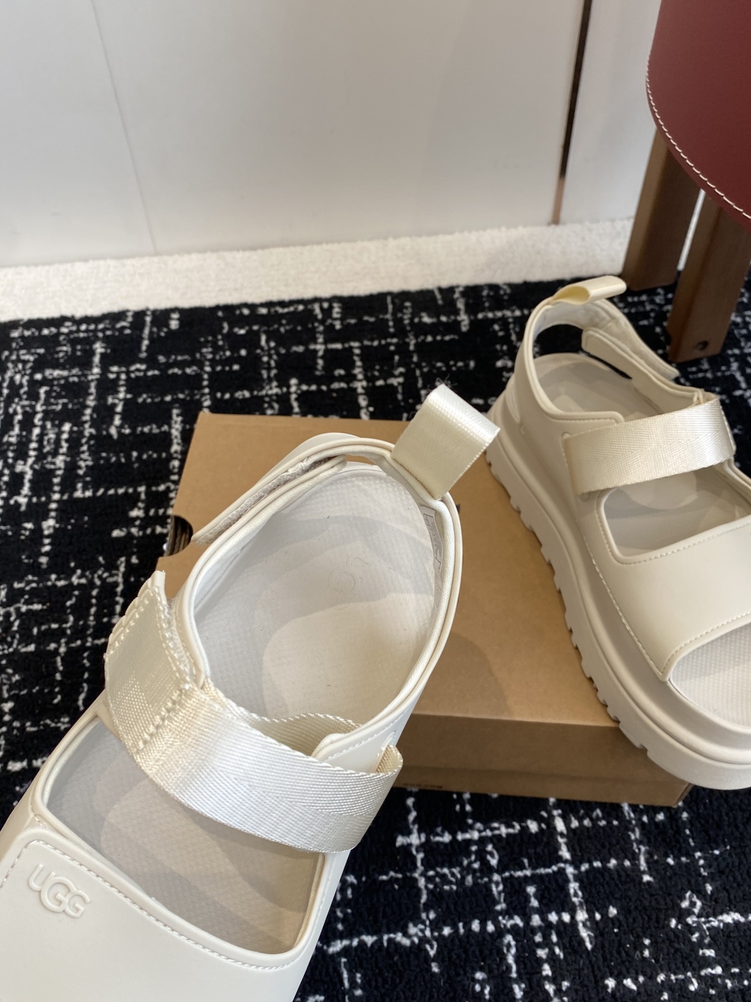 东莞代购级
UGG 25ss 厚底 凉鞋 可调节鞋面束带，设计方便穿脱双层高密度泡棉鞋内底

耐磨中底以