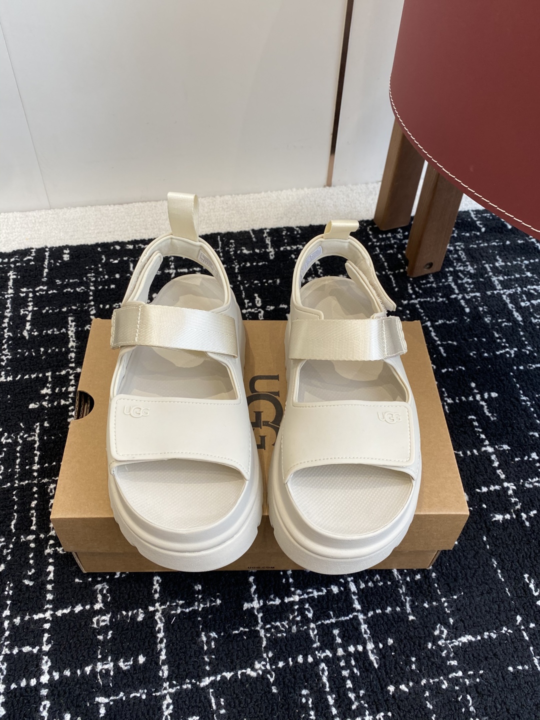 东莞代购级
UGG 25ss 厚底 凉鞋 可调节鞋面束带，设计方便穿脱双层高密度泡棉鞋内底

耐磨中底以