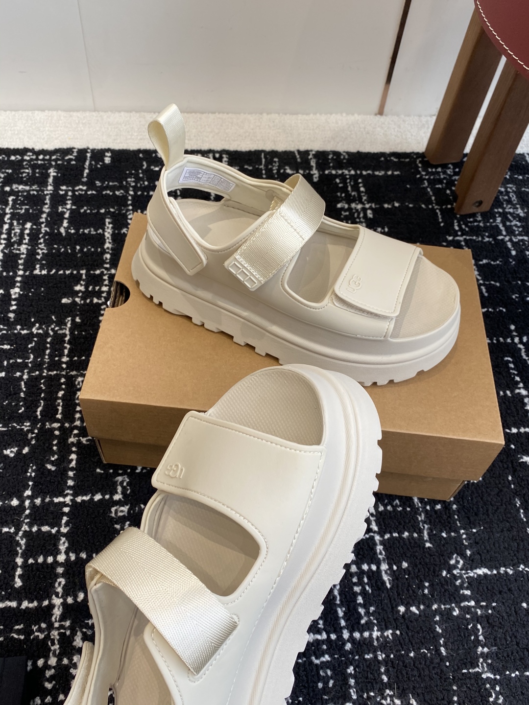 东莞代购级
UGG 25ss 厚底 凉鞋 可调节鞋面束带，设计方便穿脱双层高密度泡棉鞋内底

耐磨中底以