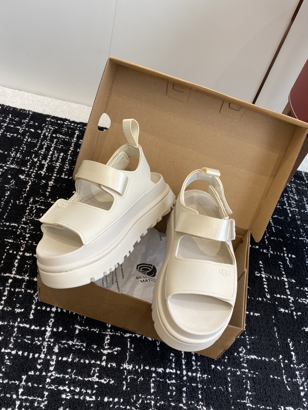 东莞代购级
UGG 25ss 厚底 凉鞋 可调节鞋面束带，设计方便穿脱双层高密度泡棉鞋内底

耐磨中底以