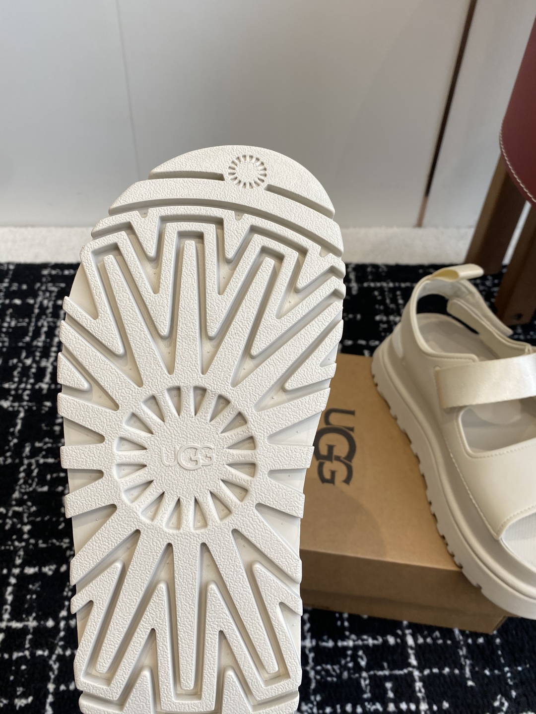 东莞代购级
UGG 25ss 厚底 凉鞋 可调节鞋面束带，设计方便穿脱双层高密度泡棉鞋内底

耐磨中底以