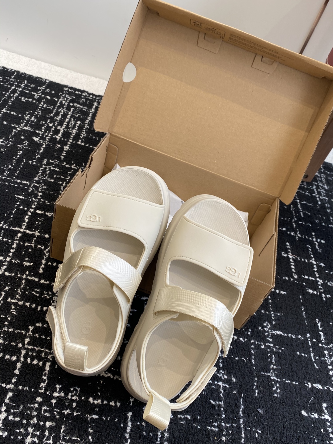 东莞代购级
UGG 25ss 厚底 凉鞋 可调节鞋面束带，设计方便穿脱双层高密度泡棉鞋内底

耐磨中底以