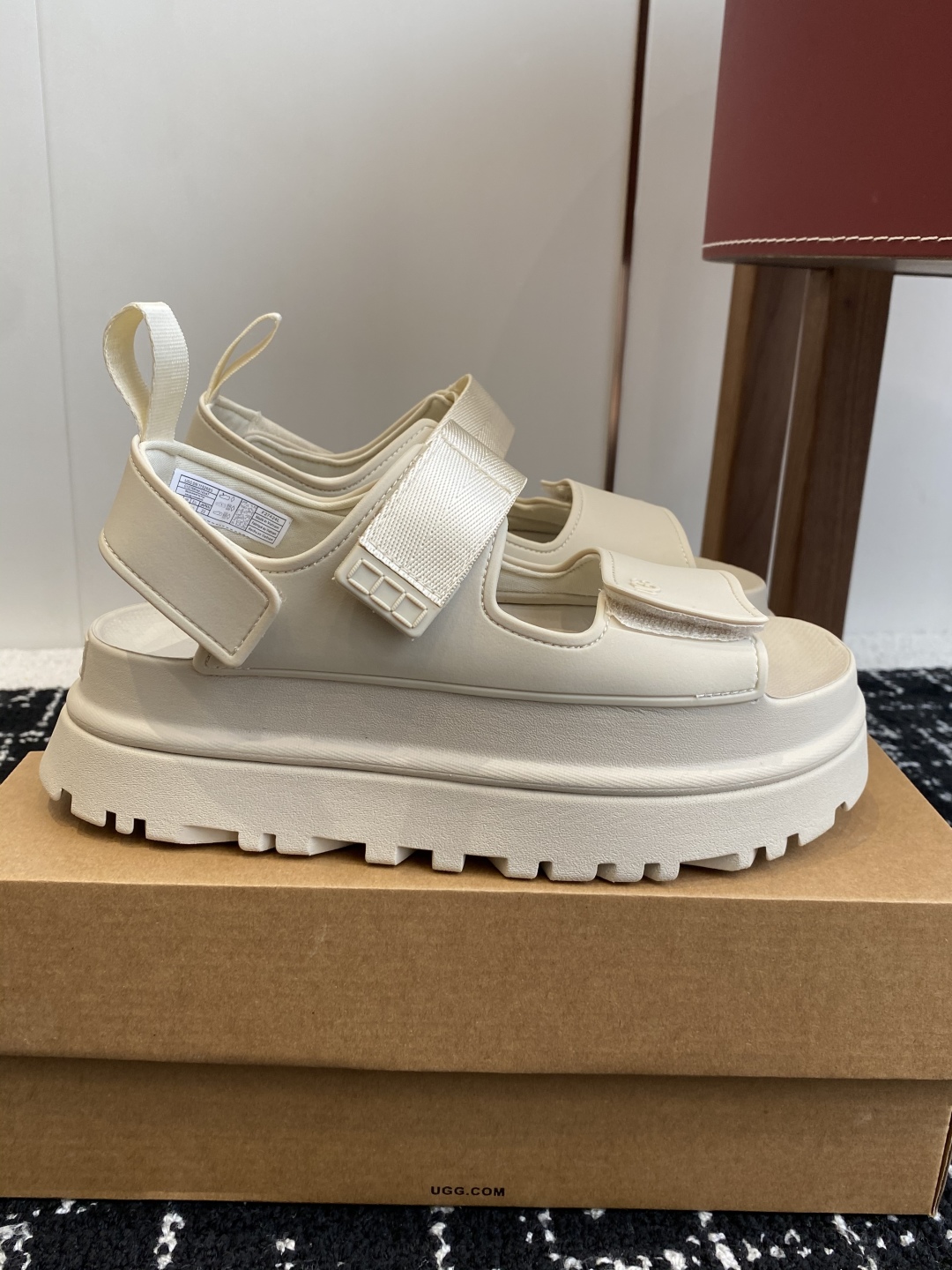 东莞代购级
UGG 25ss 厚底 凉鞋 可调节鞋面束带，设计方便穿脱双层高密度泡棉鞋内底

耐磨中底以