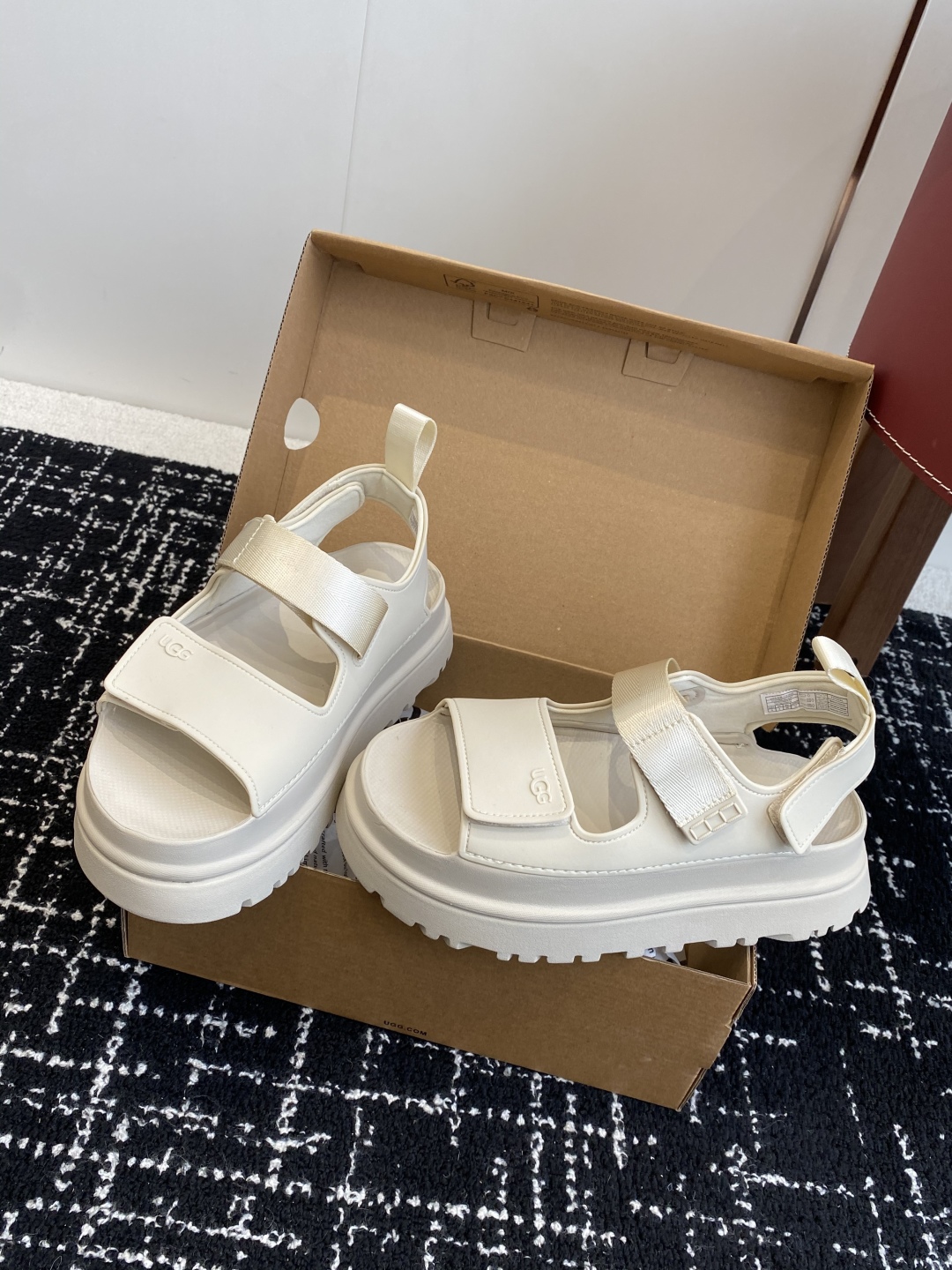 东莞代购级
UGG 25ss 厚底 凉鞋 可调节鞋面束带，设计方便穿脱双层高密度泡棉鞋内底

耐磨中底以