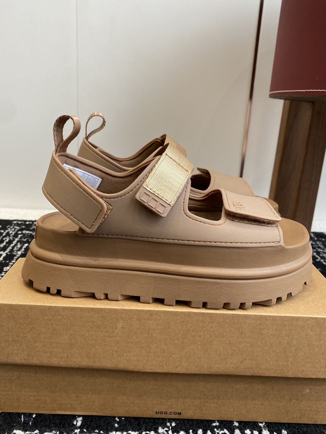 东莞代购级
UGG 25ss 厚底 凉鞋 可调节鞋面束带，设计方便穿脱双层高密度泡棉鞋内底

耐磨中底以