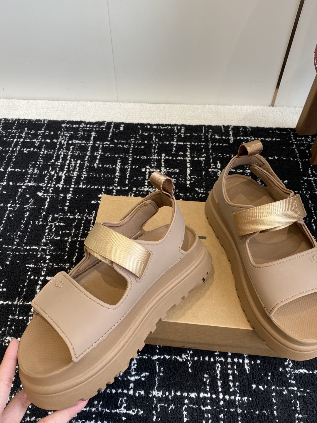 东莞代购级
UGG 25ss 厚底 凉鞋 可调节鞋面束带，设计方便穿脱双层高密度泡棉鞋内底

耐磨中底以