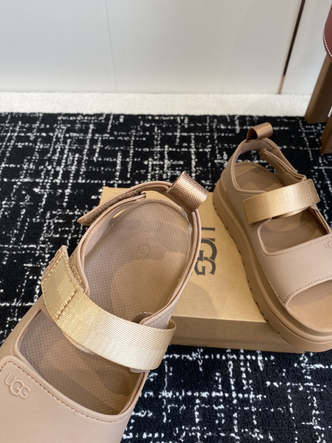 东莞代购级
UGG 25ss 厚底 凉鞋 可调节鞋面束带，设计方便穿脱双层高密度泡棉鞋内底

耐磨中底以