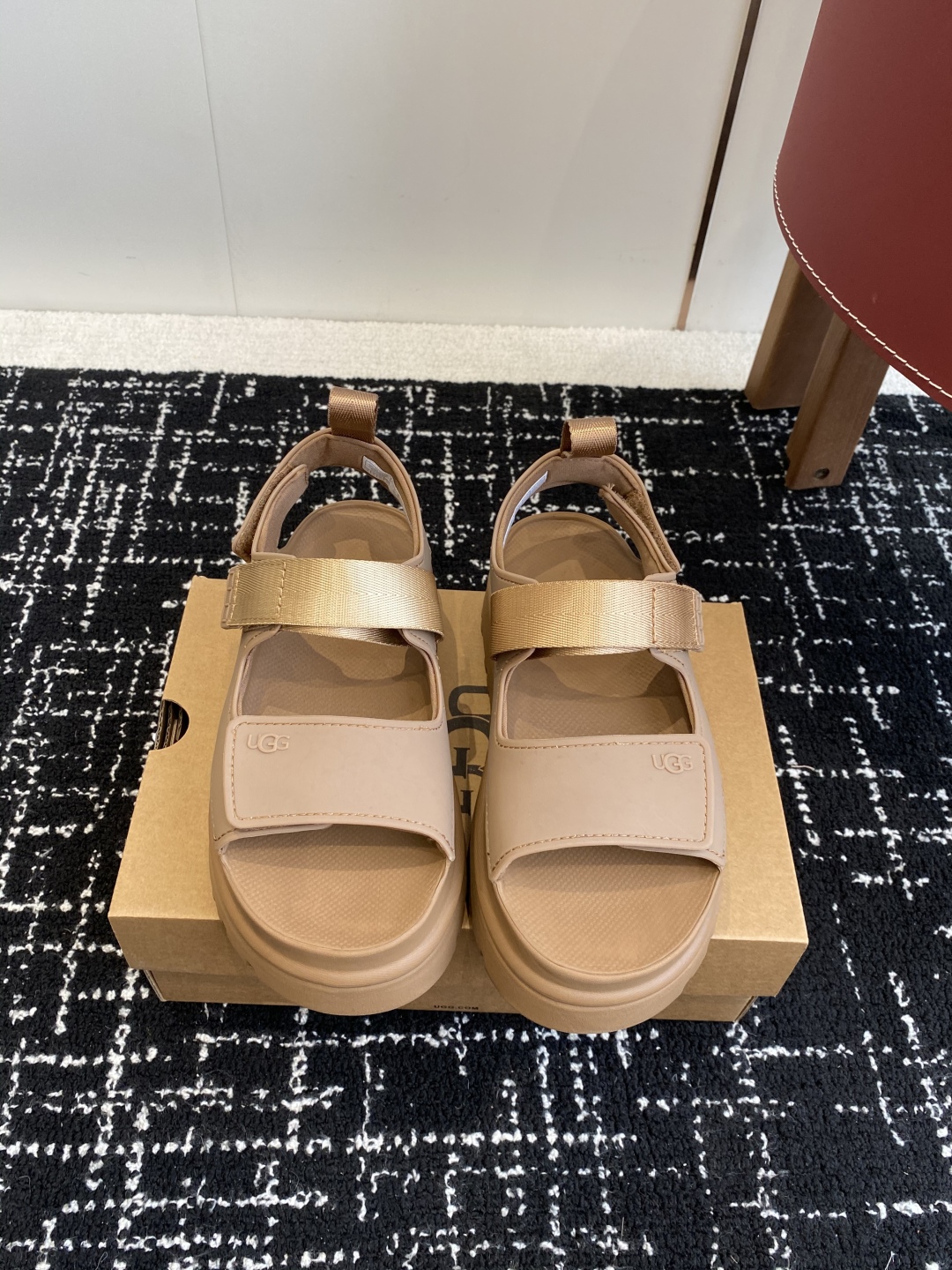 东莞代购级
UGG 25ss 厚底 凉鞋 可调节鞋面束带，设计方便穿脱双层高密度泡棉鞋内底

耐磨中底以